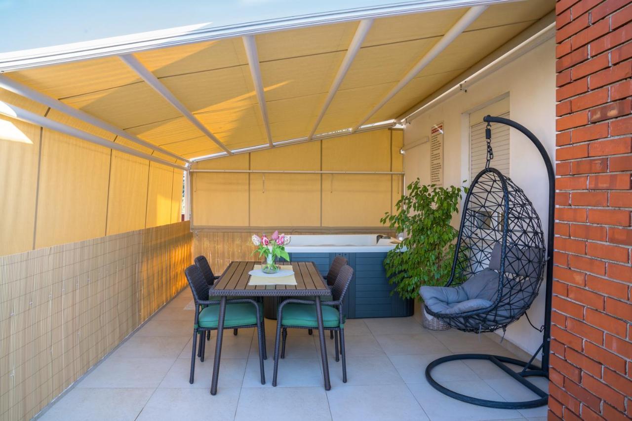 Apartment Paula With Private Jacuzzi And Parking- Near The Beach Zadar Buitenkant foto