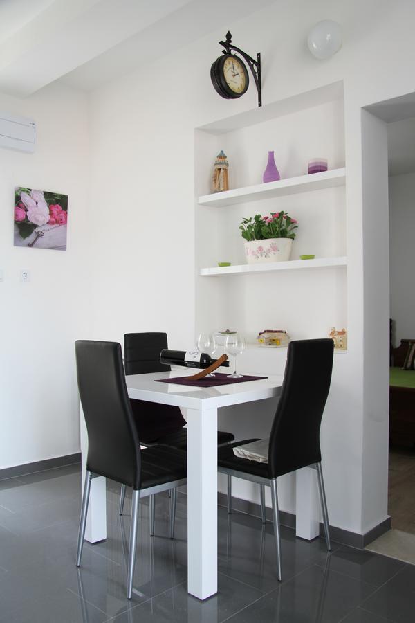 Apartment Paula With Private Jacuzzi And Parking- Near The Beach Zadar Buitenkant foto