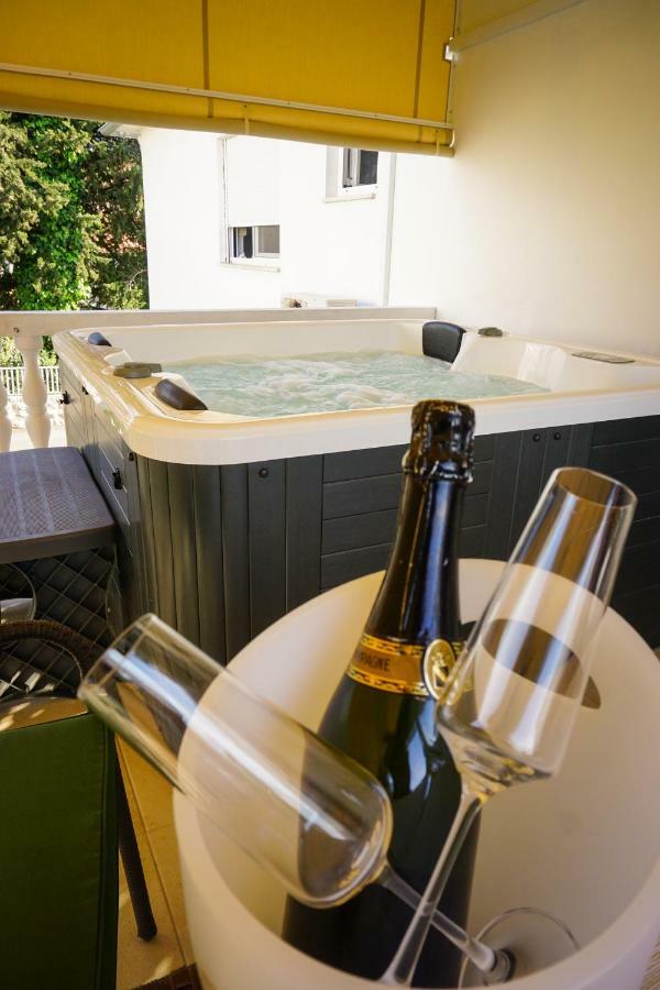 Apartment Paula With Private Jacuzzi And Parking- Near The Beach Zadar Buitenkant foto
