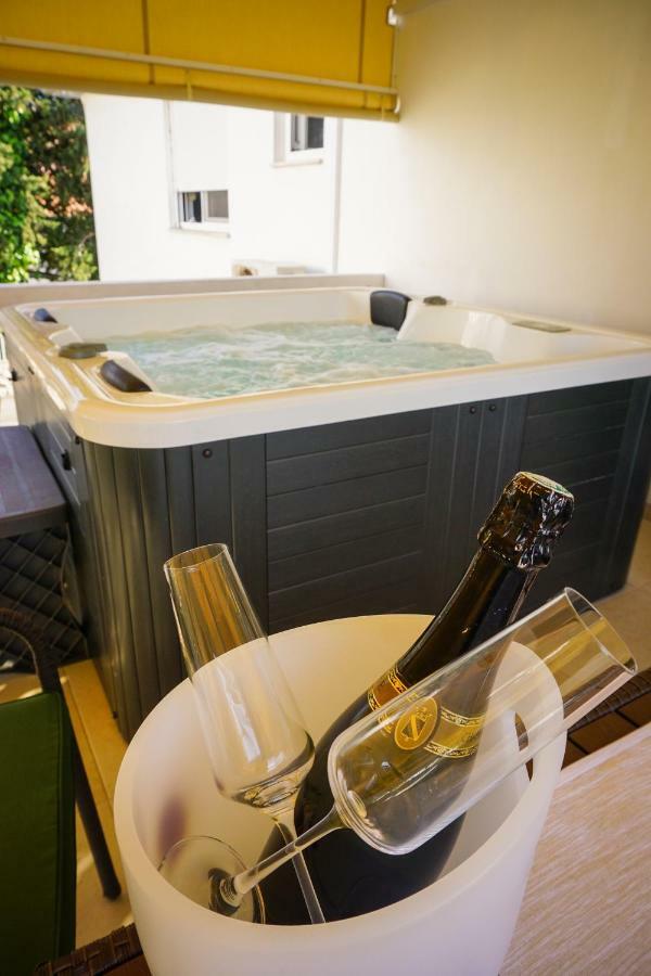 Apartment Paula With Private Jacuzzi And Parking- Near The Beach Zadar Buitenkant foto