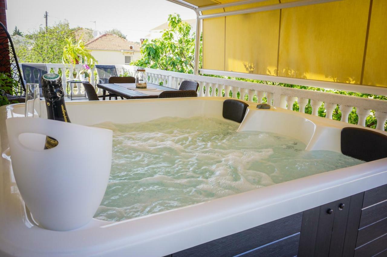 Apartment Paula With Private Jacuzzi And Parking- Near The Beach Zadar Buitenkant foto