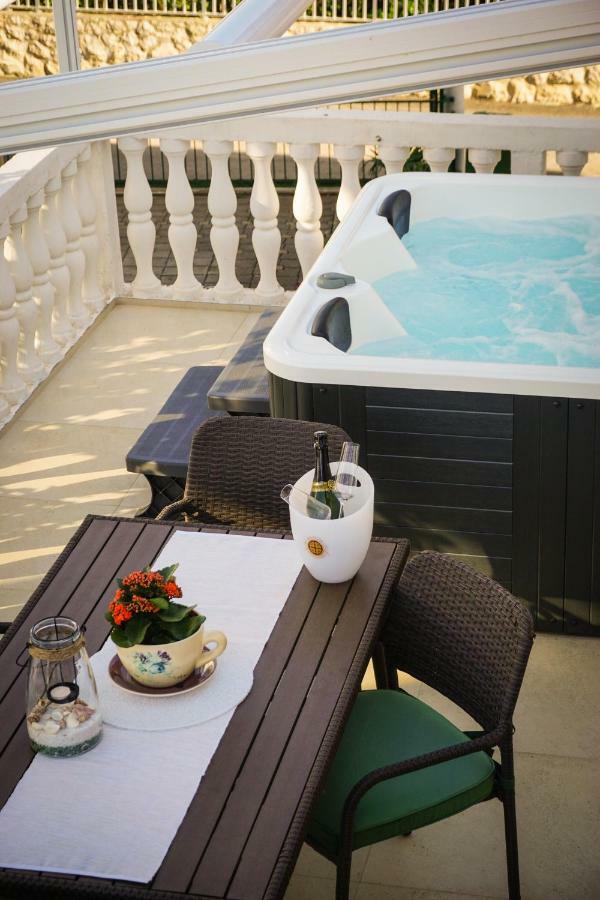 Apartment Paula With Private Jacuzzi And Parking- Near The Beach Zadar Buitenkant foto