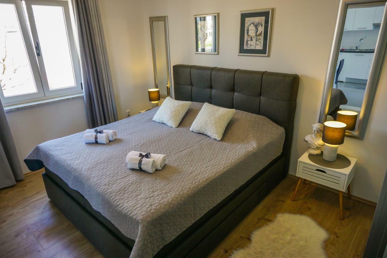 Apartment Paula With Private Jacuzzi And Parking- Near The Beach Zadar Buitenkant foto
