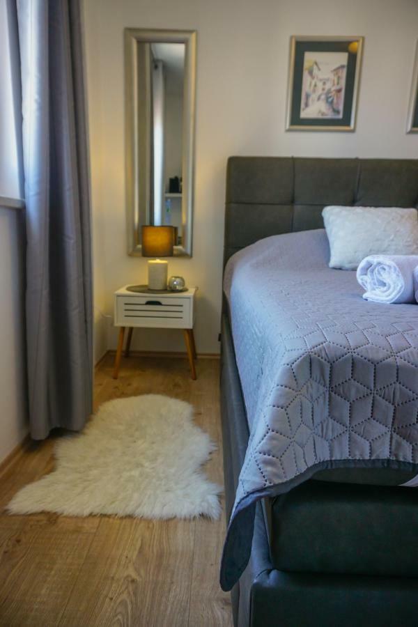 Apartment Paula With Private Jacuzzi And Parking- Near The Beach Zadar Buitenkant foto